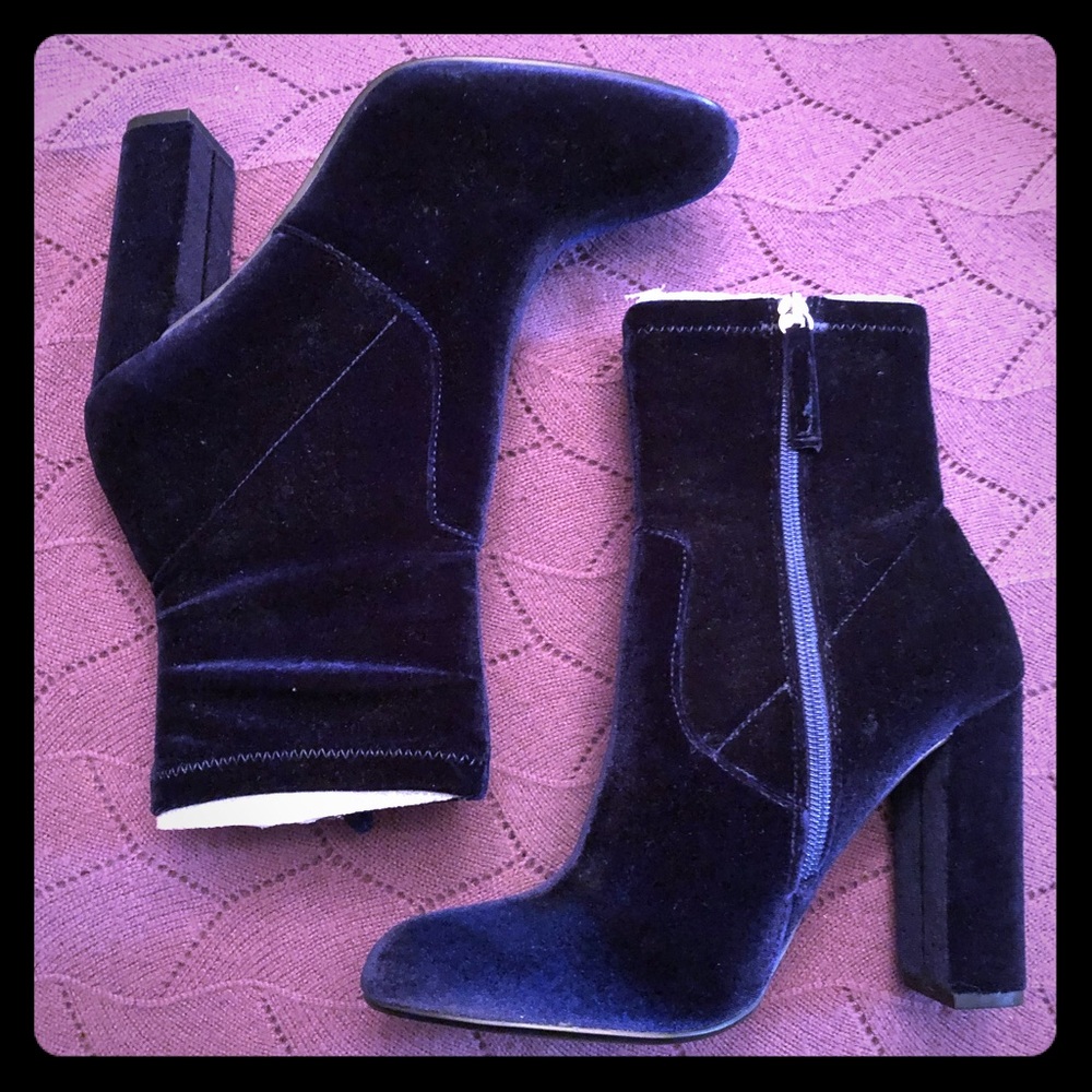 NWOT-Steve Madden Blue Velvet booties, sz 7.5